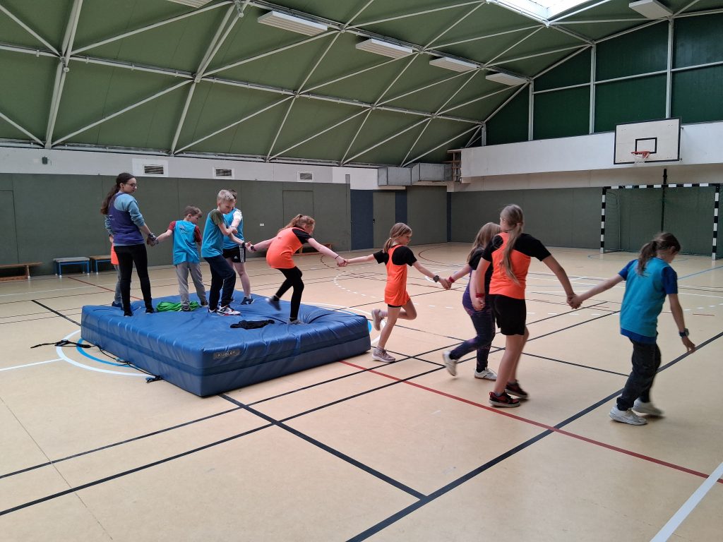 Teamspiele in der Turnhalle